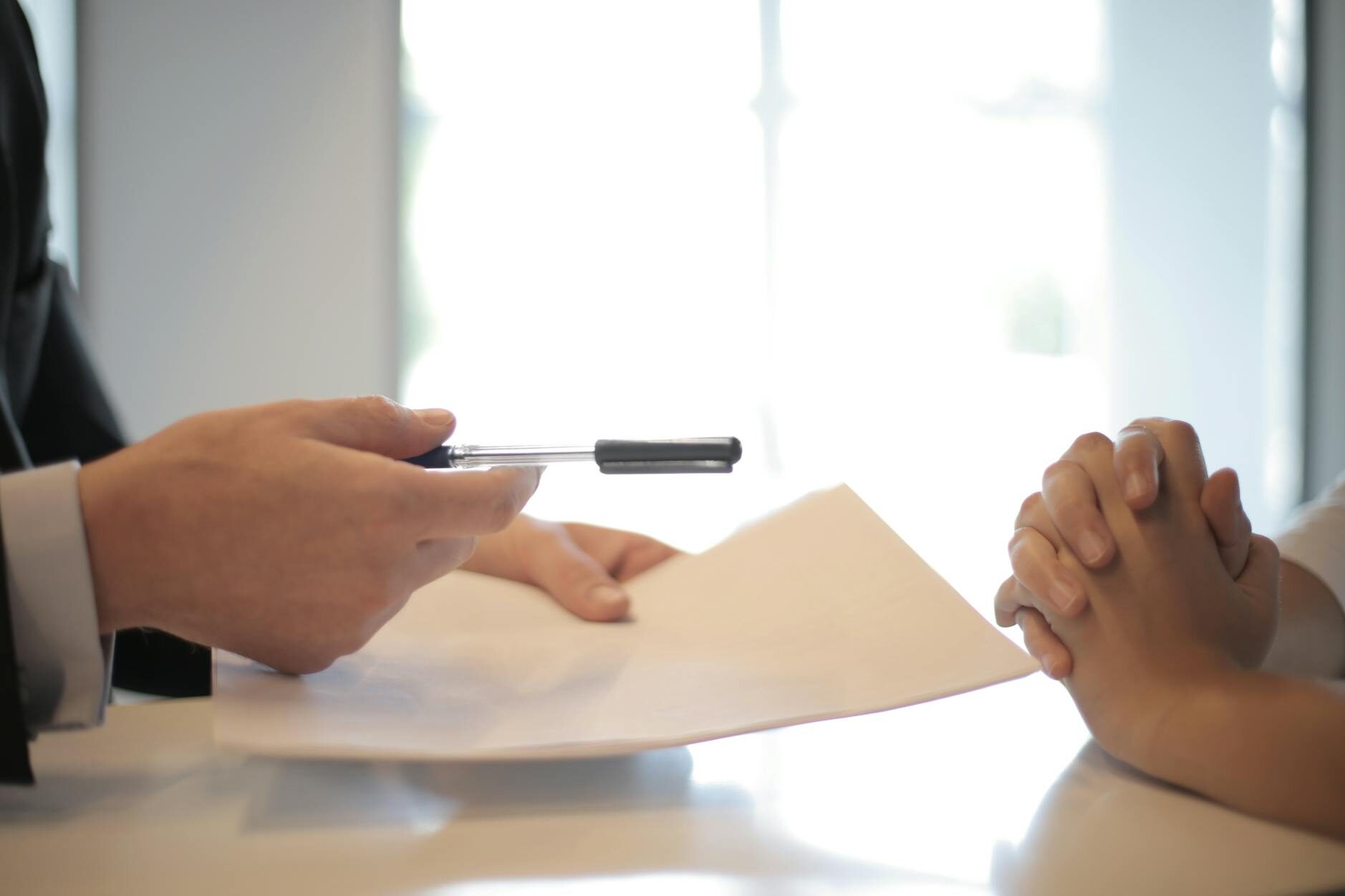 crop businessman giving contract to woman to sign - Bewerbung